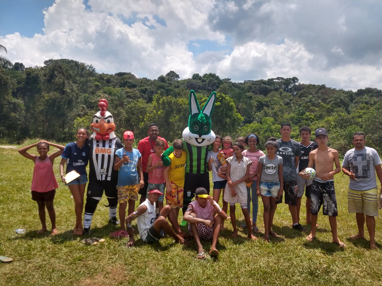 Mascotes visitam crianças do Parque da Cachoeira, em Brumadinho 