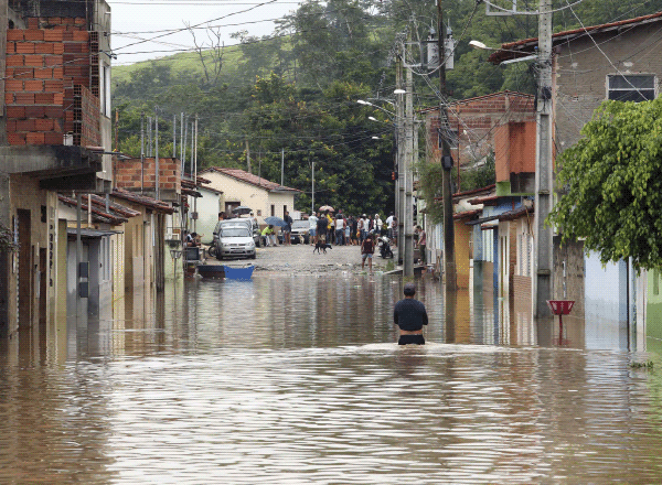 Governador anuncia auxílio de R$ 1.200 para apoiar desabrigados e desalojados devido às chuvas no estado