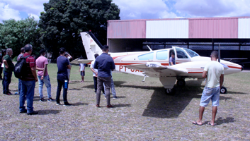 Jovens do sistema socioeducativo participam de visita ao Aeroclube de MG