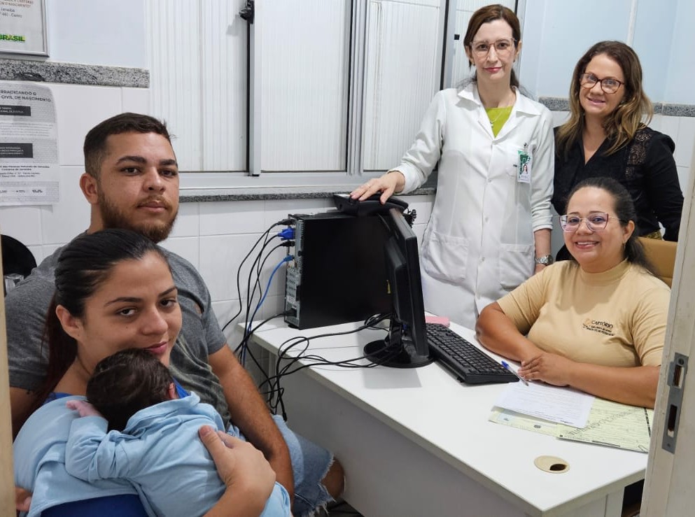 Arielly Cantuaria Maria e o esposo Luan Santos da Silva Janauba Foto Maternidade de Janauba
