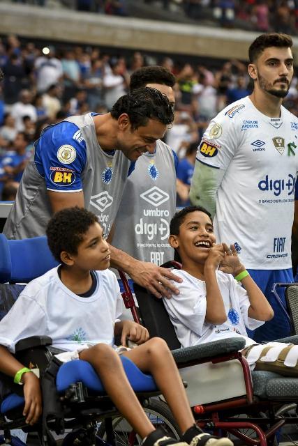 Torcedores com deficiência entram no gramado do Mineirão com jogadores de Cruzeiro e Flamengo 